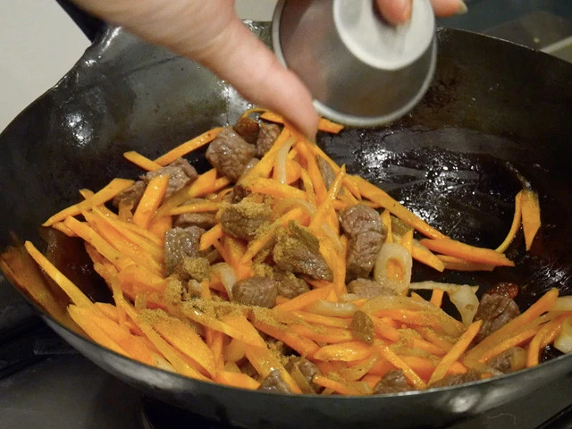 玉ねぎが飴色になったら、にんじん、クミン、塩を加え炒める。