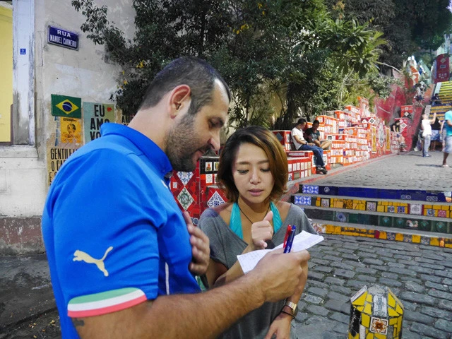 「セラロンの階段」の前でＷ杯についてインタビューをしている様子