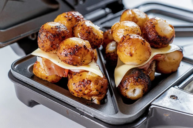 (2)重ねる! (1)の上からさらにとろけるチーズをのせたら、再び大量の団子を重ねるようにのせていく。隙間さえ少なければ多少不格好でも問題なし。とにかく大量の団子を重ねよう