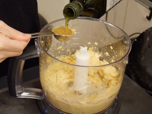 全体が混ざり合ったら、オリーブオイルを入れて攪拌。