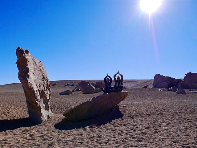 旅友エレンと岩の上でヨガ的ポーズ