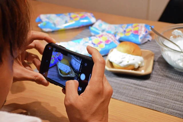 (5)撮影! 見た目がカワイイ「ねるねるマリトッツォ」を作って即食べたらもったいない。きれいに撮影してSNSに上げるのも忘れずに。時間をかけるとねるねるが緩くなるので要注意!