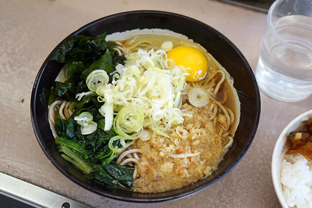 パリッコ連載『今週のハマりメシ』第４回：朝の高崎駅ホームで食べる、特製朝得丼