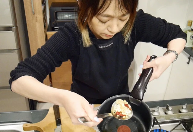 ニンニクがきつね色になったら、鷹の爪とともに取り出してキッチンペーパーの上で油を切っておく