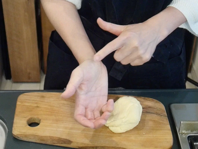 ４．再び生地をこねて５分寝かし、生地に水分がなじんでしっとりしたら、ボウルから出して調理台の上で１０分程度本格的にこねる。手の腹を使って力強くね！