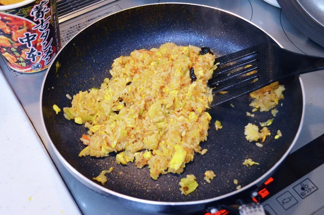 (5)カスタム! 麺を食べ終えたら炒飯にカスタムしてみよう。溶かしバターをフライパンで熱し、ご飯と卵を入れ、全体を炒めたら仕上げに中本カップ麺のスープで味つけ。爆裂なウマさ!