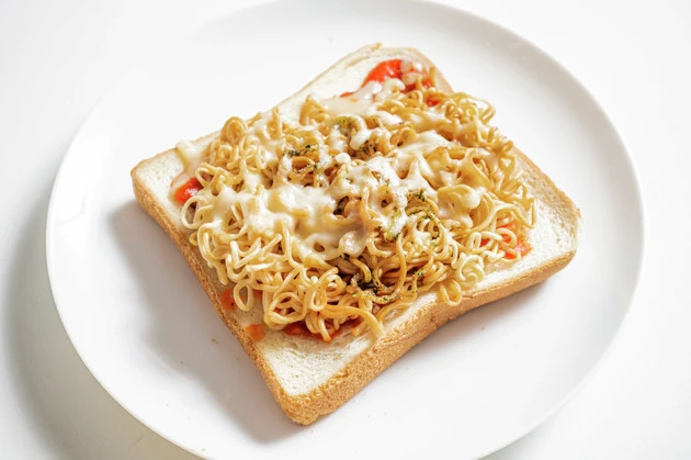 （４）トースト！　食パンにピザソースを塗り、ペヤングととろけるチーズをのせてトースターでこんがり焼き上げれば絶品ピザトーストの完成。お好みで野菜やサラミをトッピングしても◎