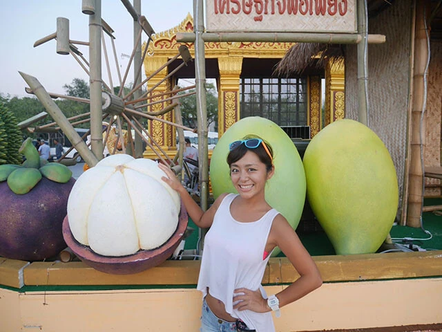 タイではおなじみの青パパイヤ（写真右）！　触ってるのはマンゴスチンだけど