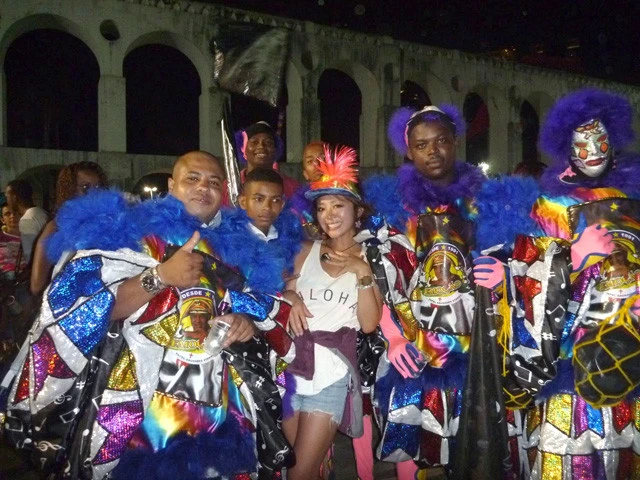 カリオカ水道橋前のラパ広場では仮装した人もいっぱい