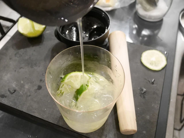 ９．グラスに注ぎ、必要に応じて追い氷したらできあがり！