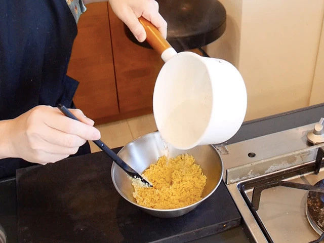 ２．クスクスと同量の水を沸騰させ、１のボールに追加し蓋かラップをして５分以上蒸らす。