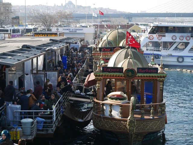 豪華絢爛な屋台船がさばの焼き場となっている