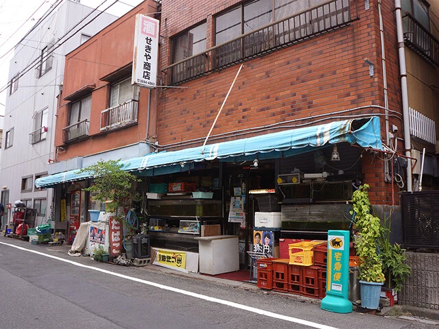 店頭には金魚の水槽がずらり