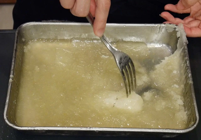 ７．冷凍庫で１～３時間凍らし、凍りかけの状態をフォークなどでかき混ぜてシャーベット状にし、再び凍らす。（ご家庭の冷凍庫によって凍り具合が異なるので様子を見ながら。ジップロックなら手でもむ）