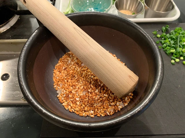 ４．炒り米をすり鉢で粗挽きにする。（フードプロセッサーで砕いてもＯＫ）