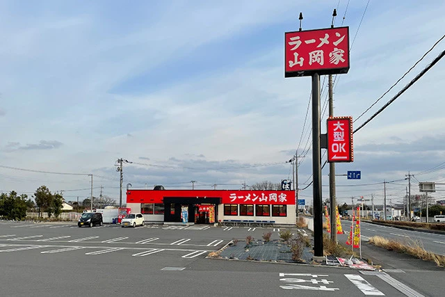 ロードサイド店では、高い位置に看板があるので、運転中でも見つけやすい。トラックドライバーの利用を歓迎する「大型ＯＫ」の表示も目を引く