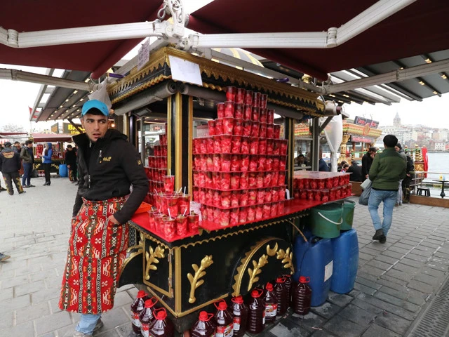 トゥルシュ（ピクルス）屋台。プラスチックコップにキュウリやキャベツなどが入っている。さばサンドと一緒に食べるのがツウ！