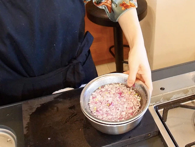 ３．レッドオニオンは皮をむいてみじん切りし、水にさらしておく。（辛味を取るため）