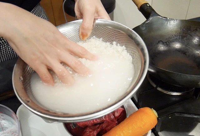 米を洗って水に浸しておく