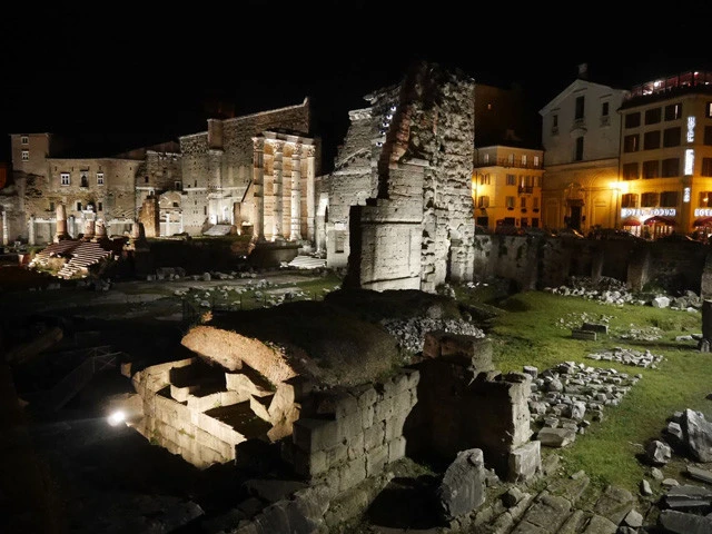 ローマの夜道。遺跡のライトアップが美しい