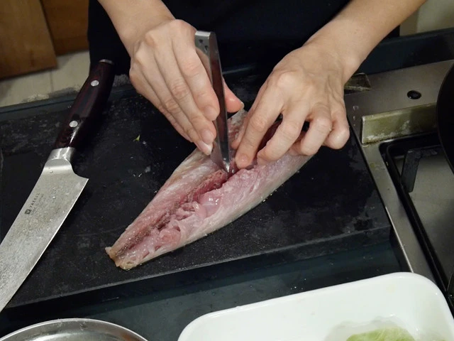 ２．ヒレや骨を取る。