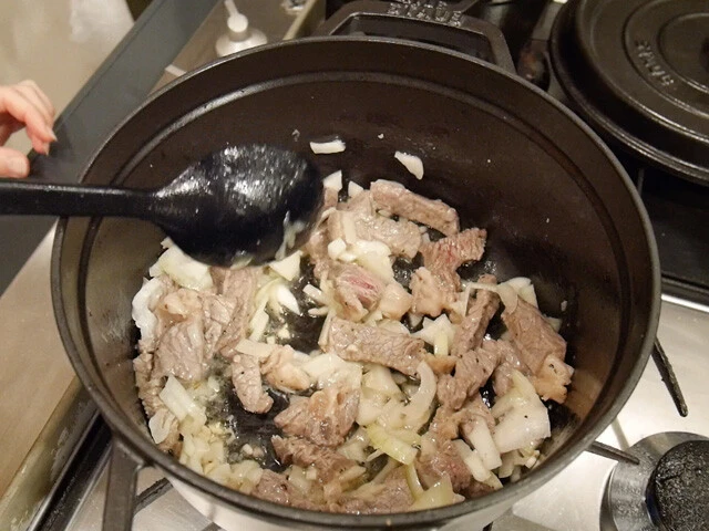 にんにく、玉ねぎを入れ、茶色く色づくまで炒める。