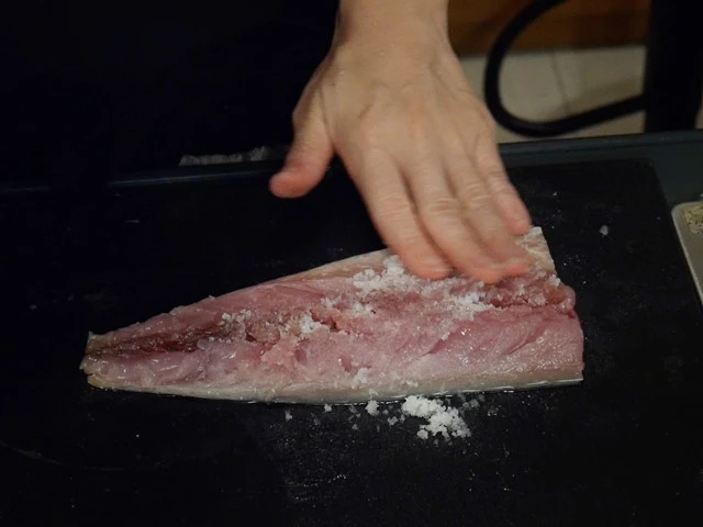 ３．全体に塩（分量外）をまぶす。