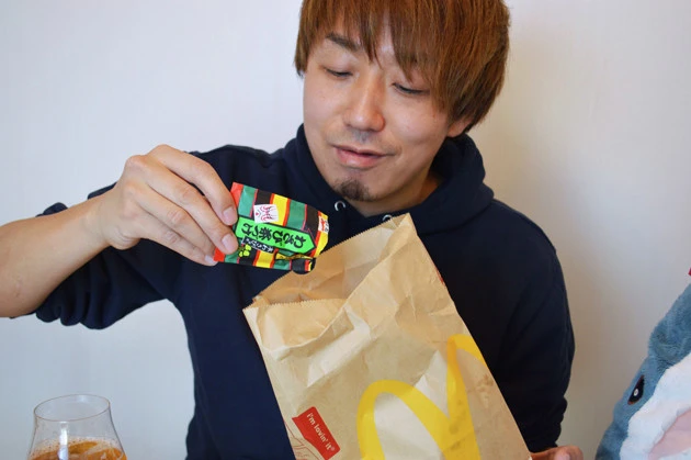 （２）わさび！　紙袋にポテトと永谷園のわさび茶づけを入れよう。もちろんポテトはマックフライポテト以外を使ってもＯＫ。わさびが苦手な人は、普通のお茶漬けのもとを使っても激ウマだ