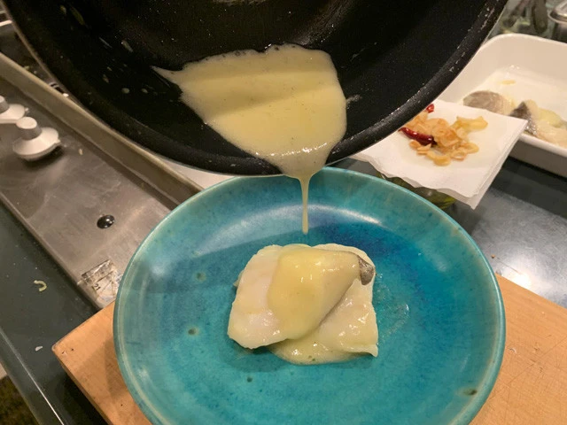 タラ、ソース、ニンニク、鷹の爪の順にお皿に盛り付けて、できあがり♪