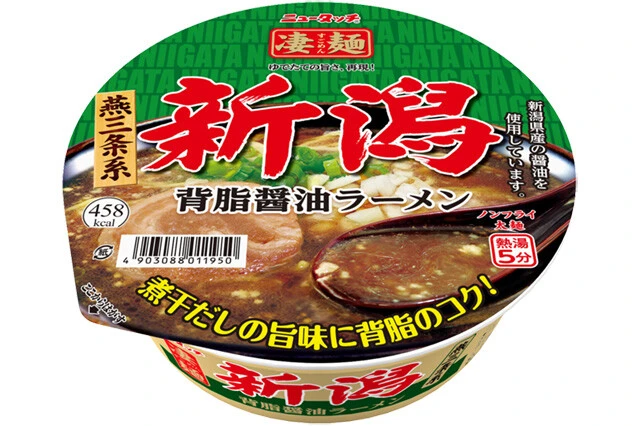 煮干しのうま味と背脂のコクが特徴の「新潟背脂醤油ラーメン」。パッケージに映るレンゲとスープはかつて松澤さんが撮影したもの