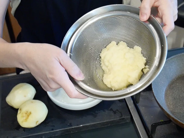 3.すったじゃがいもをザルにあげて水分を切る。