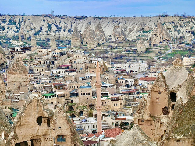 奇岩だらけのギョレメの街中。まるでファンタジーの世界のよう