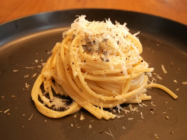 １１．トッピングにペコリーノ・ロマーノと黒胡椒（分量外）をふりかけて完成！