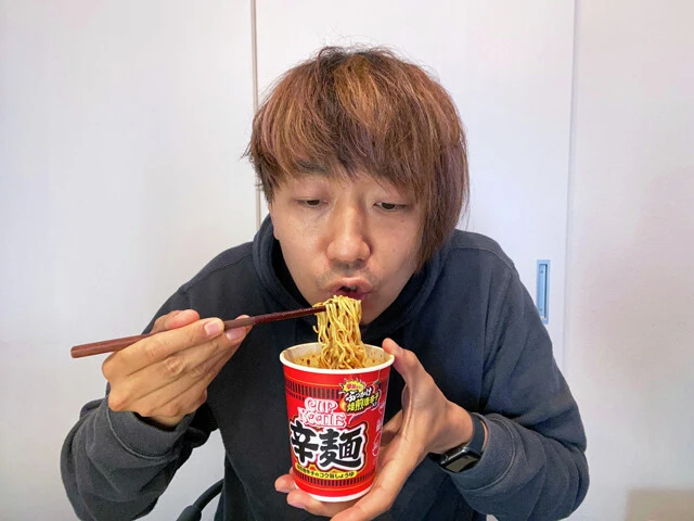 (1)食べる! カップヌードル 辛麺に熱湯を注いで3分待ち、麺と具をすべて平らげるところから料理がスタート。スープがなるべくたっぷり残るように意識して食べること