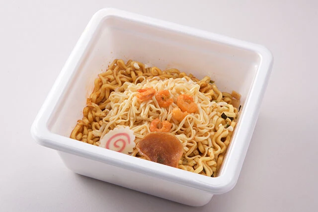 油そばにエスニックな酸味と辛味をプラス