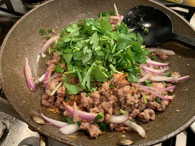 ９．刻んだパクチーとミントの葉も加え、さっくり全体と和える。