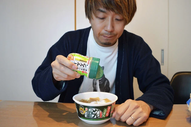 (2)とろみ! どん兵衛に日清のとろみ粉または水溶き片栗粉を入れてよくかき混ぜ、つゆにとろみをつける。つゆが麺にねっとりと絡んでくる程度にとろみがついたら準備完了