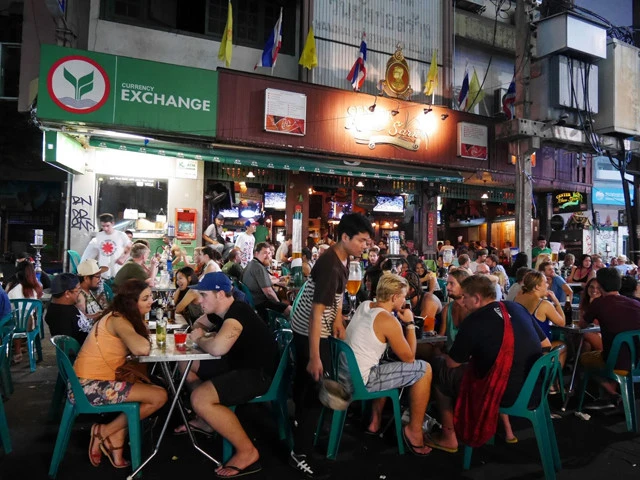 飲食店や屋台などが通りに飛び出し、テーブルや椅子が設置される