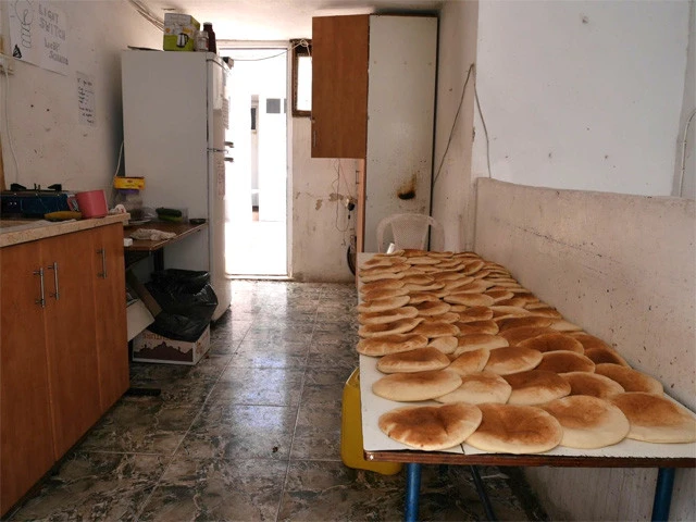 宿のキッチンに並べられたピタパン。フムスを塗って食べるよ!