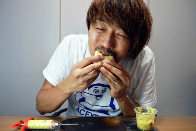 (5)大洪水! 大量のクリームブーストで膨れ上がっているため、両手で抱え込むように持って一気にかぶりつこう。濃厚クリームが口の中で炸裂する新感覚を全力で味わおう。これは激ウマ!