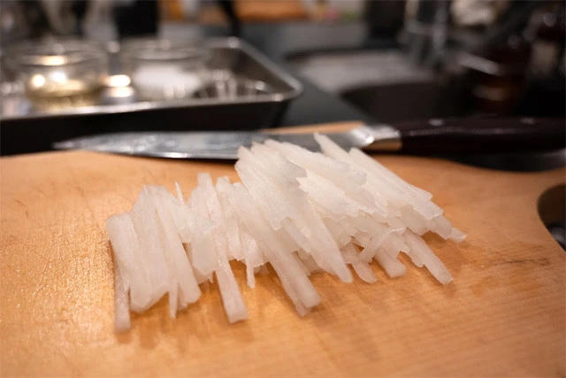 人参と大根は皮をむいて、５ｃｍほどの千切りにする