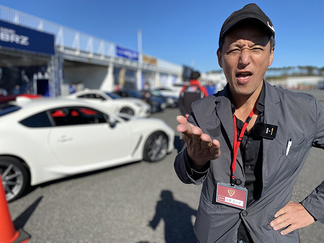 日本カー・オブ・ザ・イヤー選考委員で自動車ジャーナリストの小沢コージ氏。１０ベスト試乗会の現場から、今年の情勢を解説してくれた