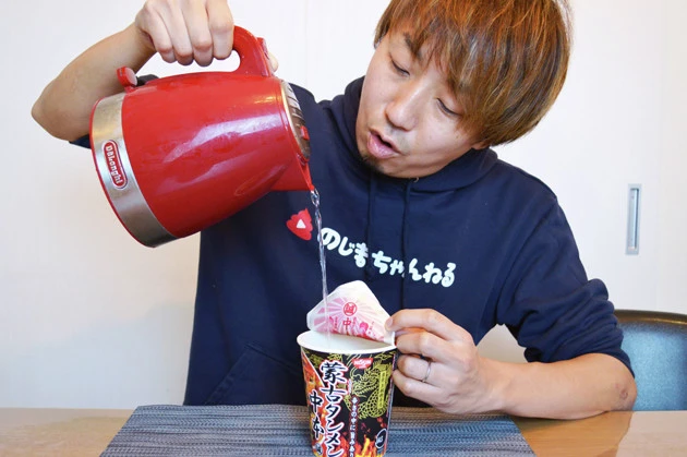 (2)注ぐ! バターを溶かしている間に蒙古タンメン中本カップ麺にも熱湯を注ぐ。規定時間が過ぎたら調味油を垂らし、よく混ぜて完成させる。そのまま食べたくなるが、今回は我慢だ!