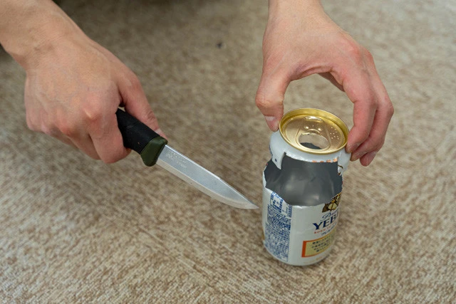 ②空き缶の上部を切り離し、酸素を取り込むための切れ込みを入れる