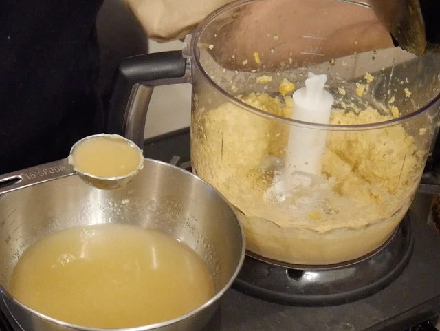 とっておいた水煮の液体を大さじ２程度追加し、好みのかたさになるまで攪拌。