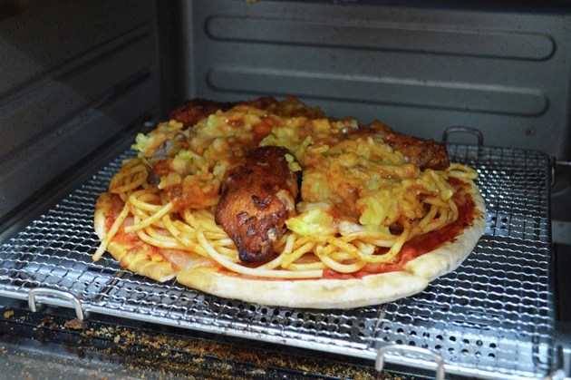 (4)焼く! (3)をトースターに入れ、表面に軽く焦げ目がつくまで焼けば完成。崩れないように気をつけて取り出し、切り分けたら豪快にかぶりつこう。これがサイゼリヤのすべてだ!