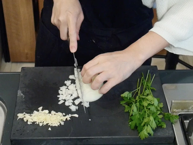 ６．生地を寝かせている間に中身作り。玉ねぎ、ニンニク、パセリをみじん切り。