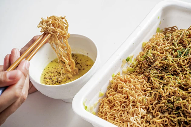 （３）つけ麺！　超大量のペヤングを食べる際には味変が不可欠。溶かしバターに大量の粗びき黒こしょうを混ぜ、ペヤングを浸して食べると味が激変！　カロリーもすごいがうま味も大爆発！