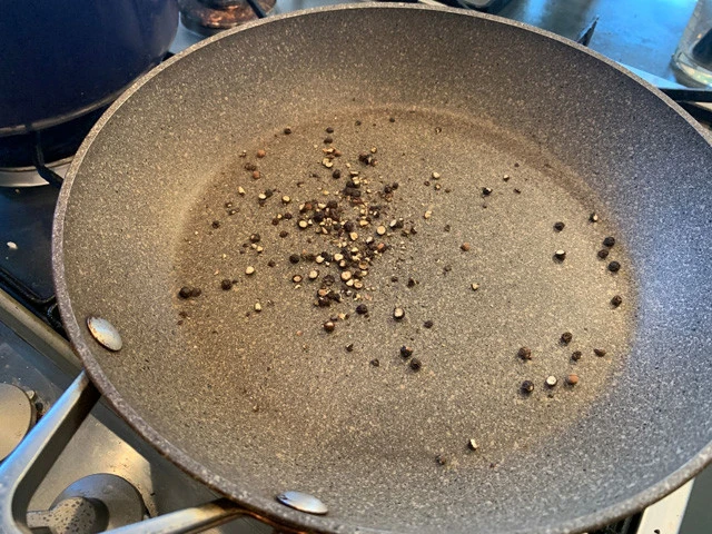 ５．ゆでている間に、フライパンで砕いた胡椒を中弱火で香りがたつまで炒る。