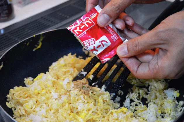 (4)仕上げ! 仕上げに粉末スープと一口大に切ったファミチキを入れ、混ぜたら全体に調味油を垂らして完成。ファミチキを入れたら炒めすぎないのがポイント。お熱いうちに、どーぞ!